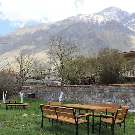 ホテル Golden Star Kazbegi エクステリア 写真