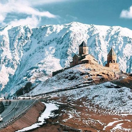 ホテル Golden Star Kazbegi エクステリア 写真