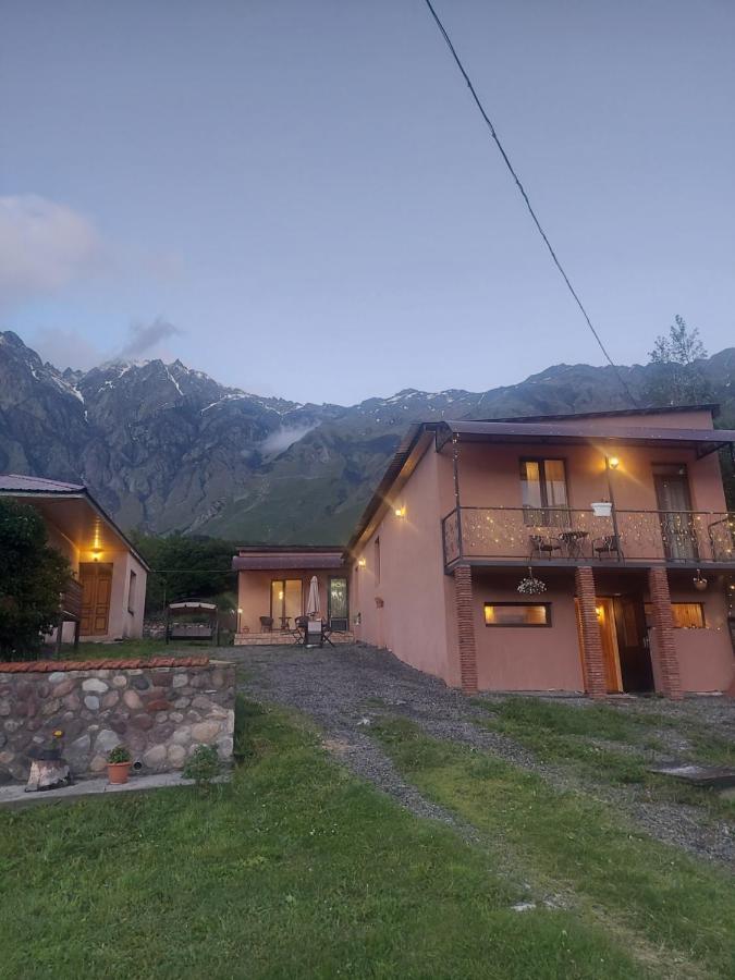 ホテル Golden Star Kazbegi エクステリア 写真